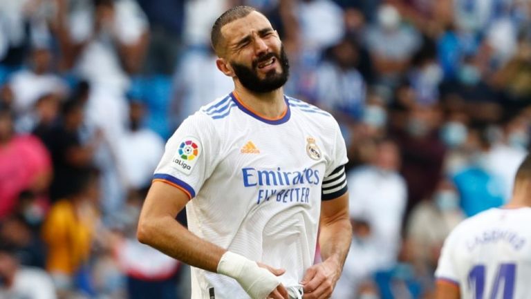 Karim Benzema lamentando la derrota del Real Madrid