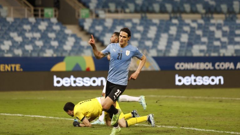 Edinson Cavani durante partido con la Selección de Uruguay