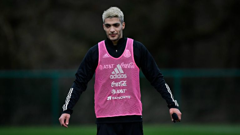 Raúl Jiménez durante un entrenamiento con el Tri