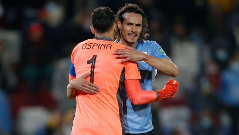Cavani y Ospina tras el partido entre Uruguay y Colombia