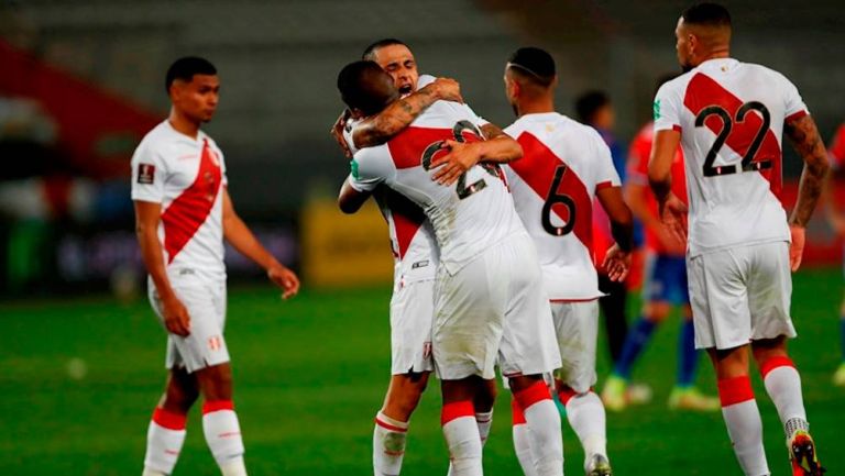 Los jugadores peruanos celebrando un gol 