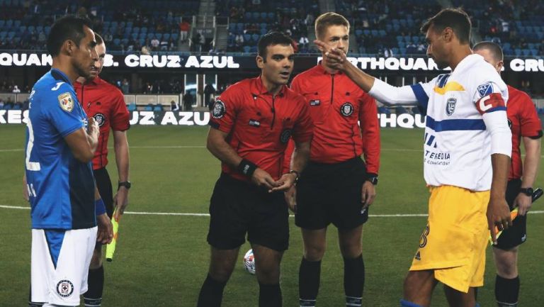 Los capitanes de los equipos previo al encuentro