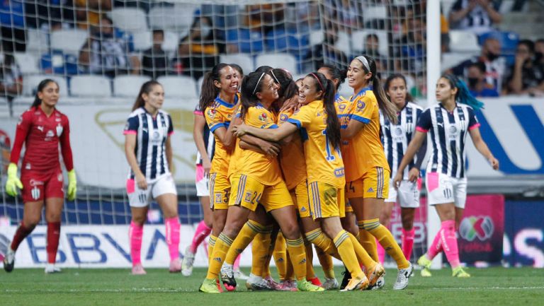 Jugadoras de Tigres en festejo de gol