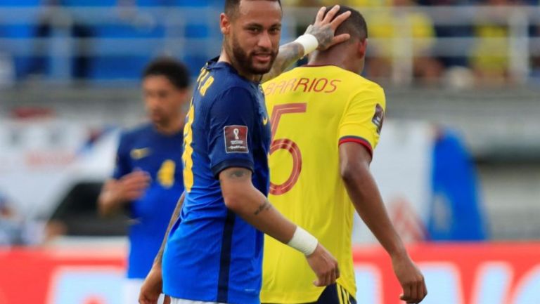 Neymar en acción ante Colombia