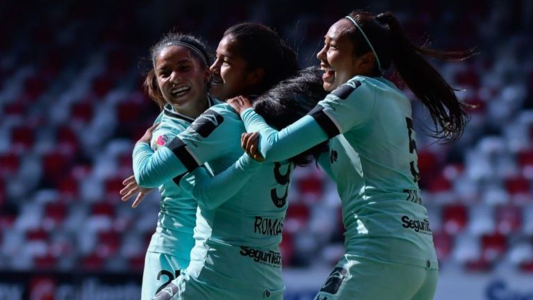 Jugadoras de Toluca festejando un gol a favor