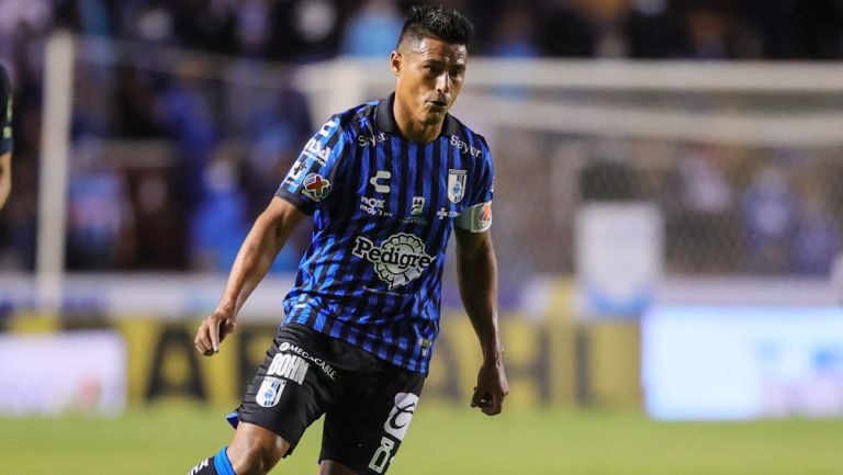 Osvaldo Martínez durante un duelo con Querétaro 