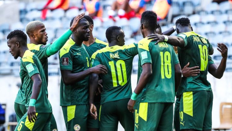 Jugadores de Senegal celebran un gol