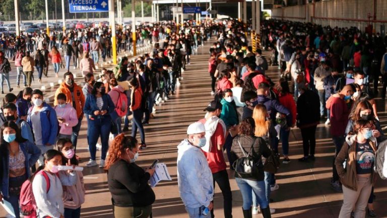 Personas de la CDMX esperando a ser vacunadas