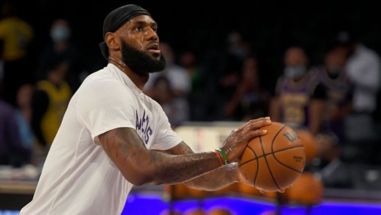 LeBron James previo a un partido de los Lakers