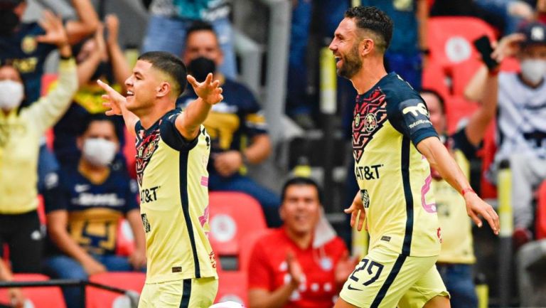 Layún y Richard Sánchez festejando un gol a favor del América