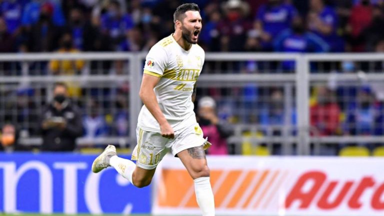 André-Pierre Gignac celebrando una anotación