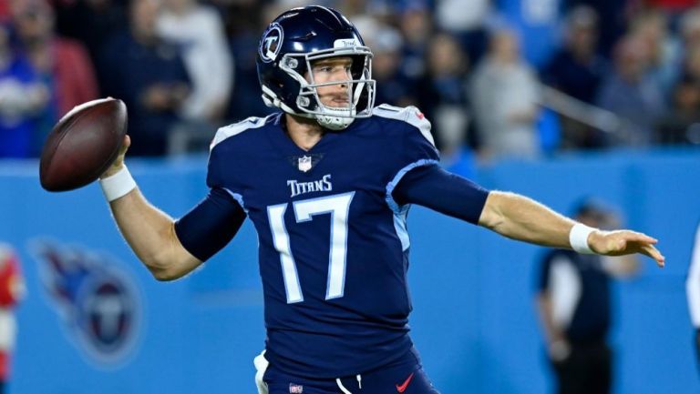 Ryan Tannehill en acción con Titans