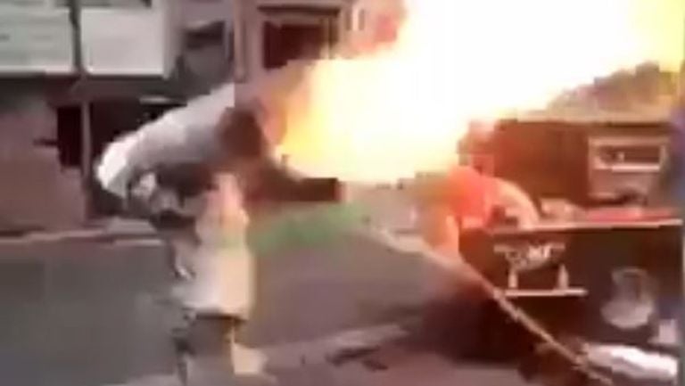 Video: Bombero de CDMX cargó tanque de gas en llamas para evitar explosión