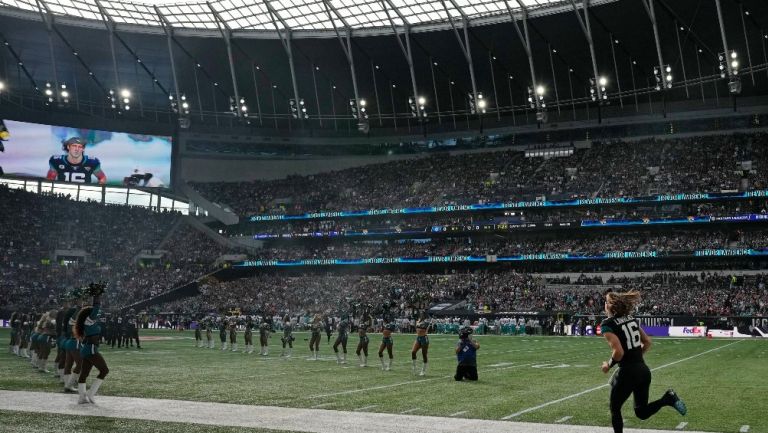 Aficionados arrojaron basura al campo en el Jaguars vs Dolphins