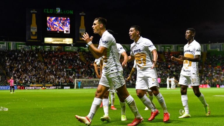 Jugadores de Pumas celebran gol vs León