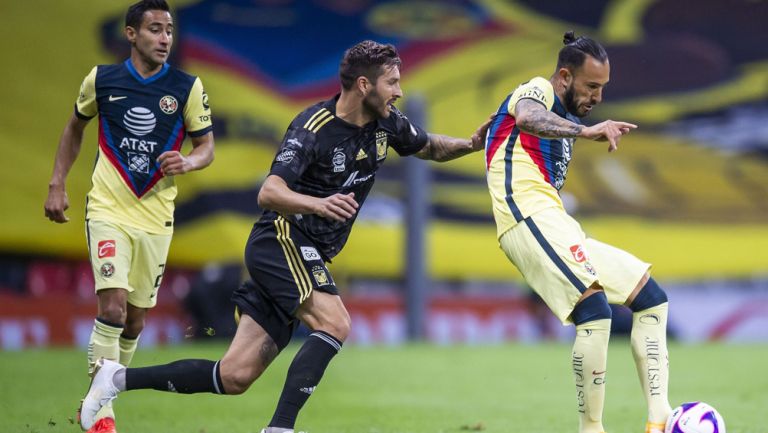 Gignac y Aguilera pelean un balón en el Estadio Azteca 
