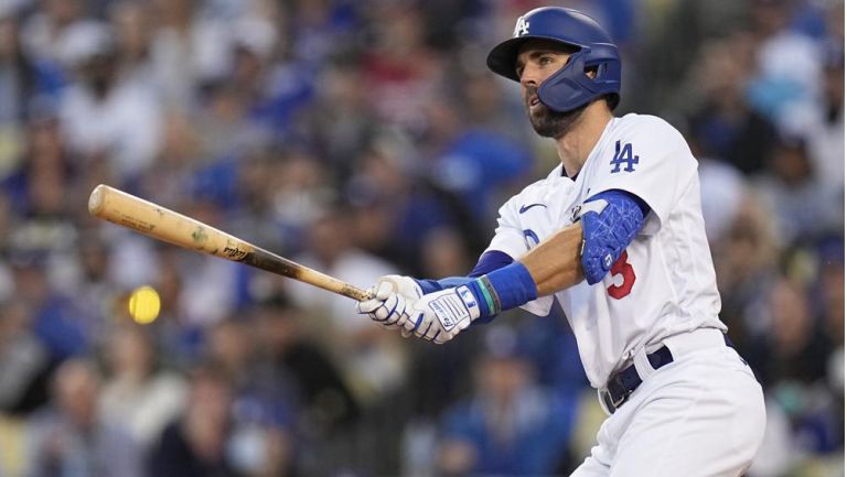 Chris Taylor observa su jonrón de dos carreras en la segunda entrada