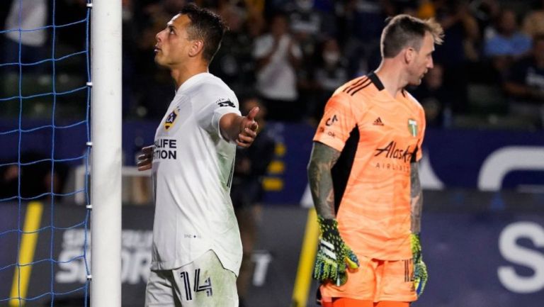 Chicharito Hernández en festejo con LA Galaxy