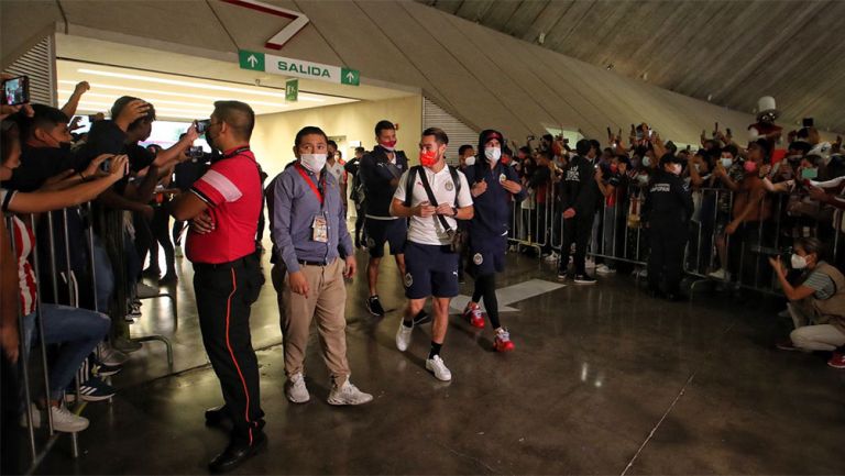 Aficionados de Chivas recibieron así a los jugadores