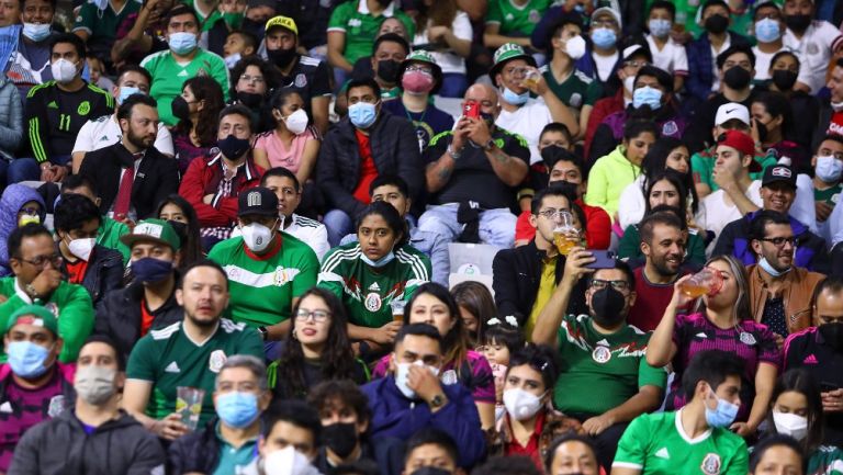 Afición mexicana en el Estadio Azteca