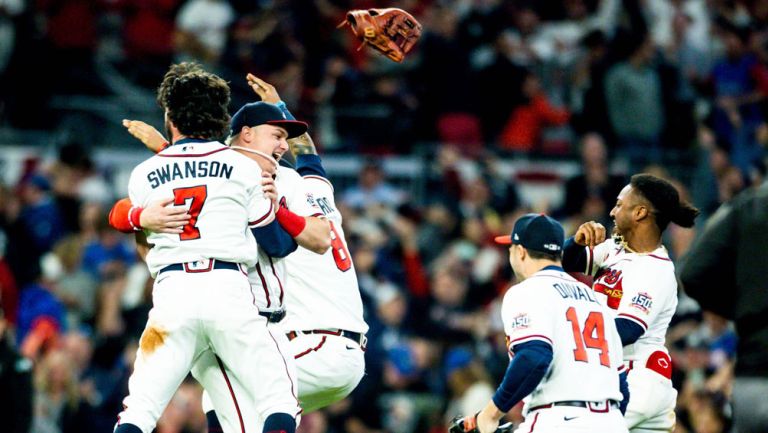 Jugadores de los Braves en festejo tras el triunfo