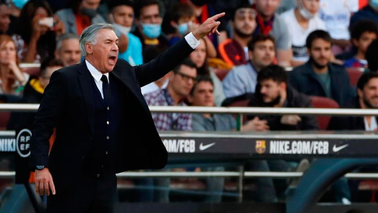 Ancelotti dirige a sus pupilos ante el Barça