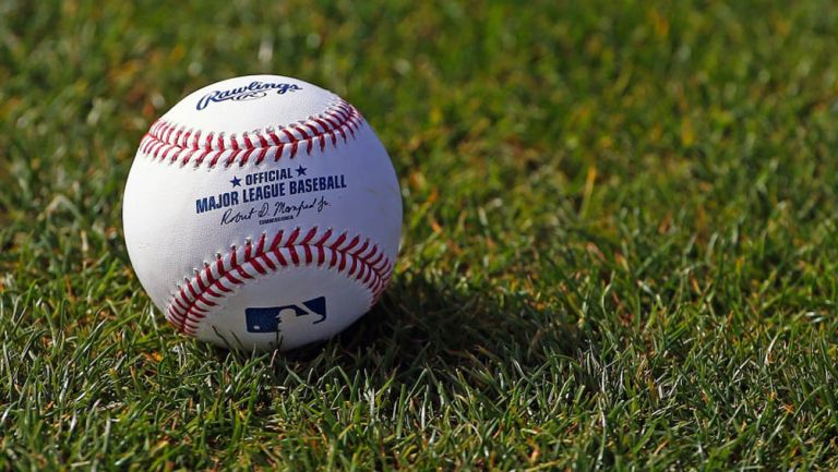 Pelota de beisbol en un campo de la MLB