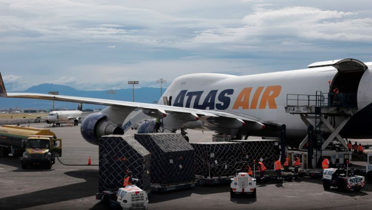 Boeing 747 en AICM es descargado con utilería de la F1