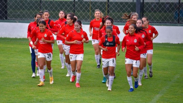 Jugadoras de Chivas en entrenamiento 