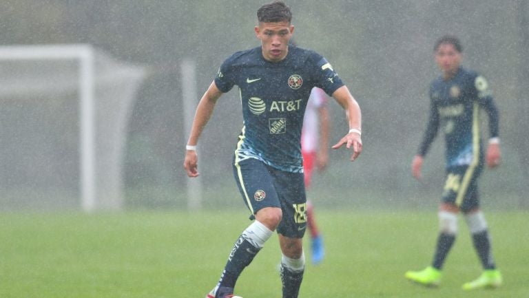 Karel Campos durante un partido con América Sub 20