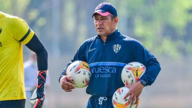 El técnico mexicano durante un entrenamiento con el Huesca