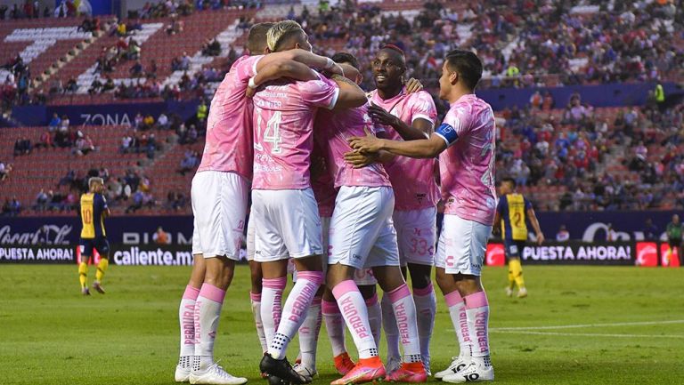 Jugadores de Atlas festejan un gol 