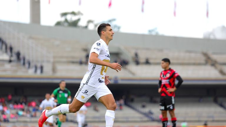 Juan Dinenno celebrando un gol con Pumas