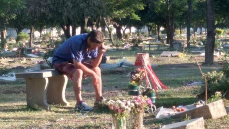 Padre de Nahuel Pérez escuchando un partido de San Martín de Tucumán