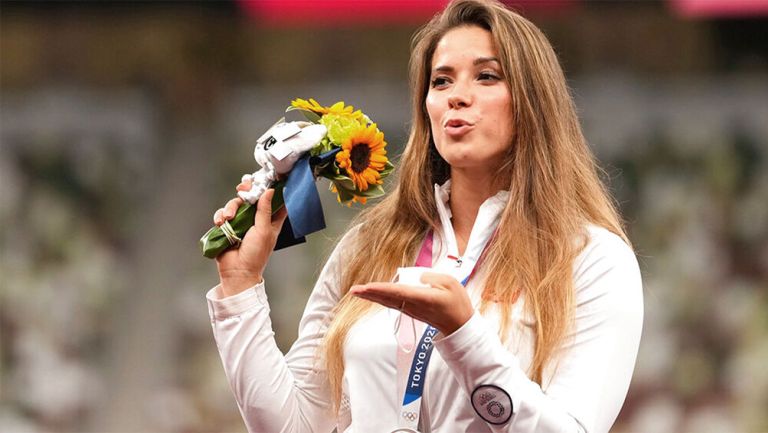 Maria Andrejczyk tras ganar su medalla de plata