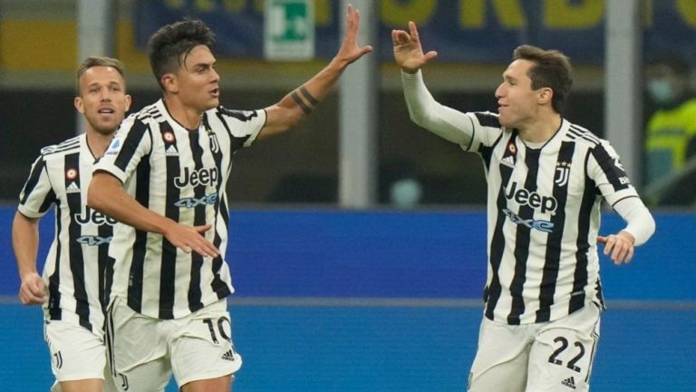Chiesa y Dybala festejando un gol de la Juventus