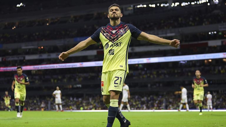 Henry Martín festeja un gol con América