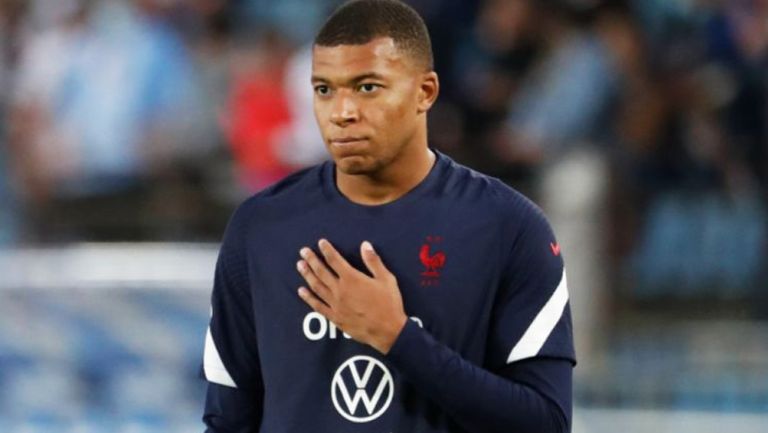 Mbappé reacciona durante calentamiento con la Selección de Francia 