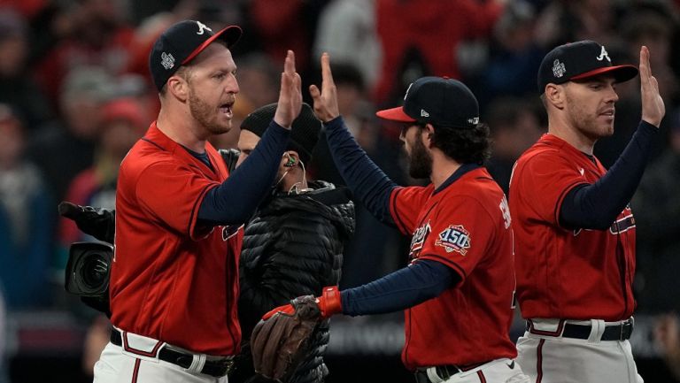 Jugadores de Braves festejan durante Juego 3 de Serie Mundial