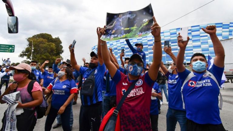 Aficionados de Cruz Azul a la llegada de su equipo