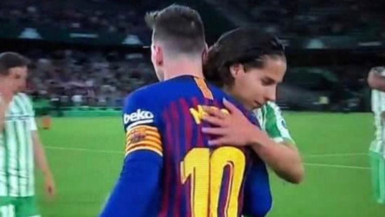 Diego Lainez en saludo con Messi