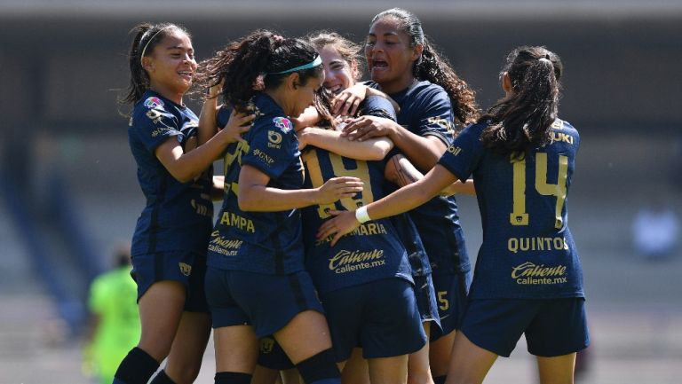 El conjunto de Pumas Femenil celebra gol de Fabiola Santamaría
