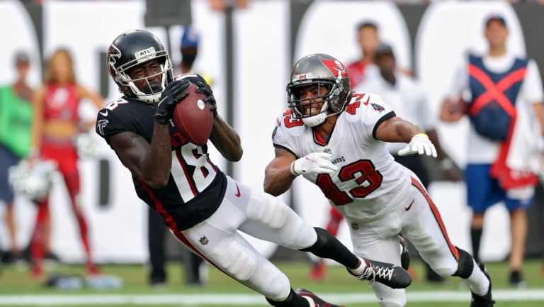 Calvin Ridley jugando con los Falcons