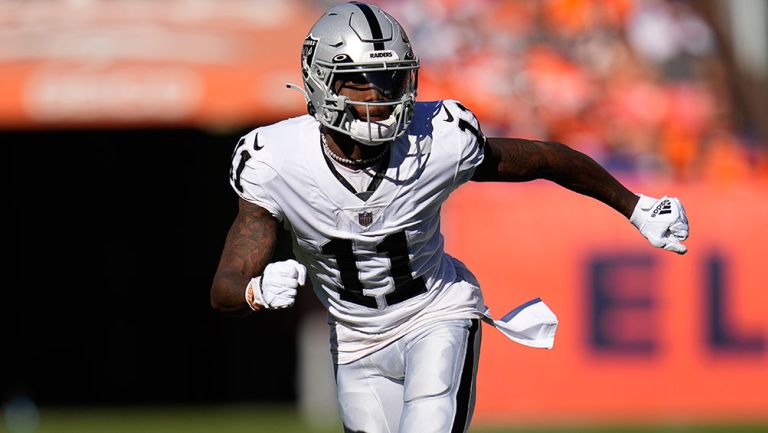 Ruggs corre durante un partido de los Raiders