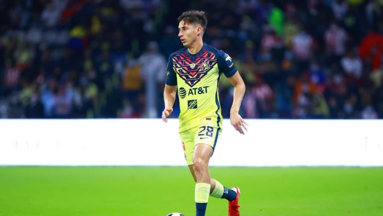 Mauro Lainez durante un partido con América