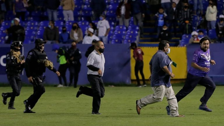 Afición invade terreno de juego en Celaya