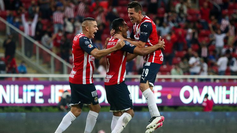 Jugadores de Chivas festejan un gol