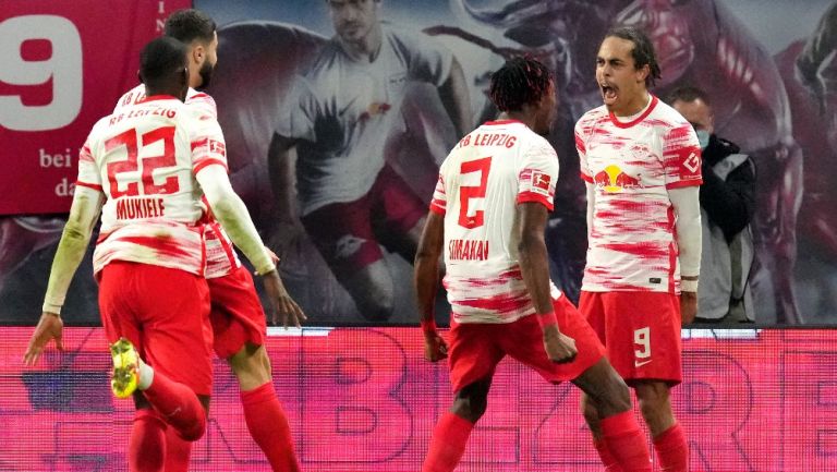 Yussuf Poulsen celebra con el RB Leipzig frente al Borussia Dortmund