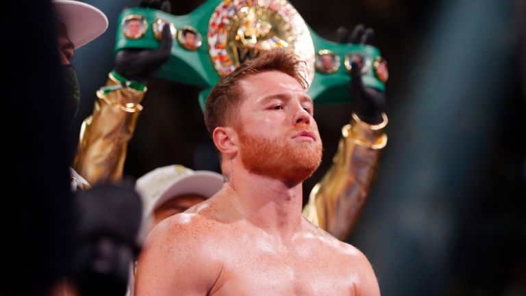 Canelo Álvarez en pelea ante Caleb Plant