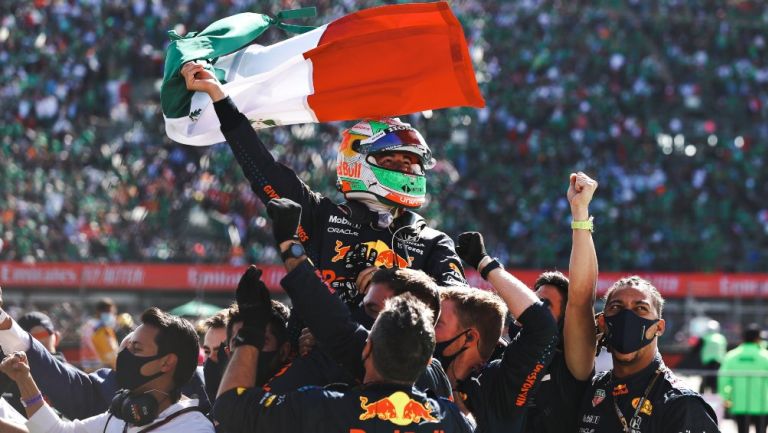 Checo Pérez en festejo en el Gran Premio de México